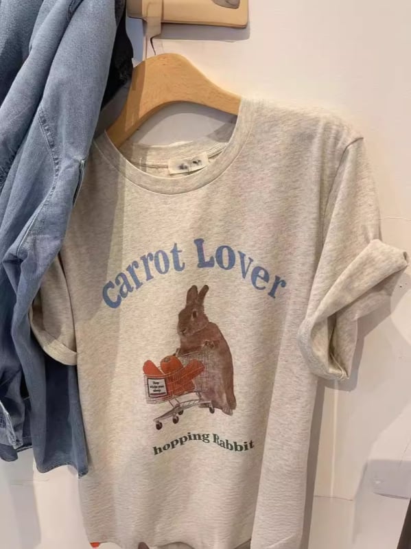 Tricou din bumbac cu imprimeu iepure, croială lejeră, mâneci scurte, guler rotund (bumbac 95%+, imprimeu iepure, croială lejeră, mâneci scurte, guler rotund)