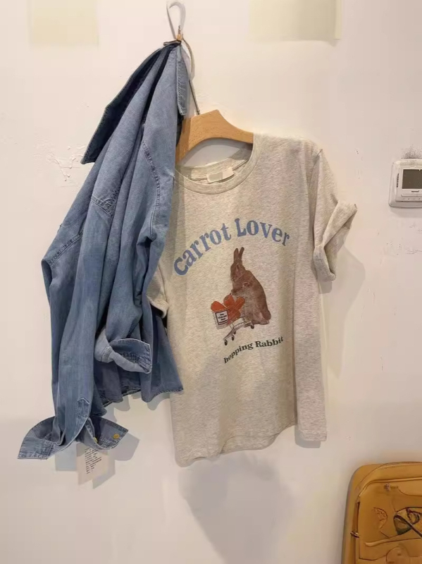 Tricou din bumbac cu imprimeu iepure, croială lejeră, mâneci scurte, guler rotund (bumbac 95%+, imprimeu iepure, croială lejeră, mâneci scurte, guler rotund)