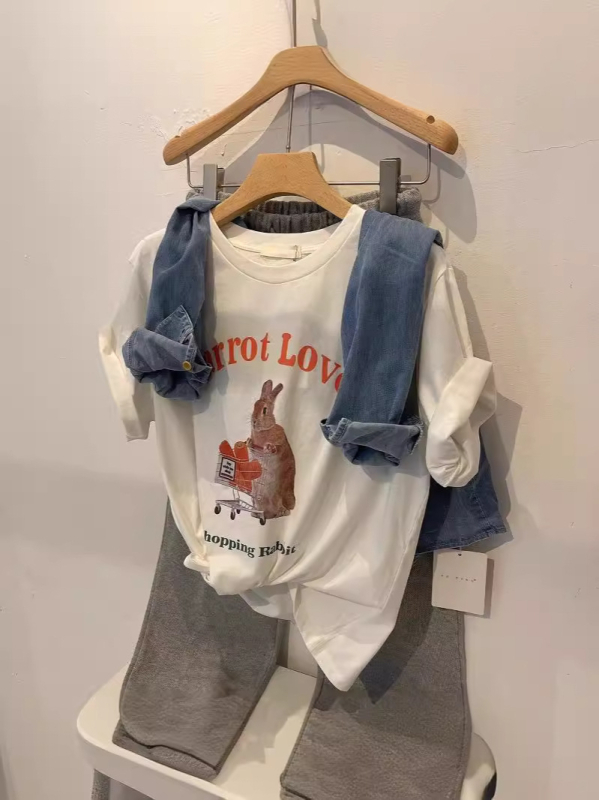 Tricou din bumbac cu imprimeu iepure, croială lejeră, mâneci scurte, guler rotund (bumbac 95%+, imprimeu iepure, croială lejeră, mâneci scurte, guler rotund)