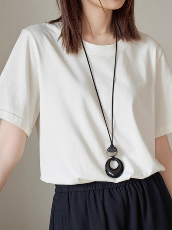 Tricou de femei, vară, mâneci scurte, guler rotund, croială slim, detalii colaj (50-70% bumbac; 30-50% poliester)