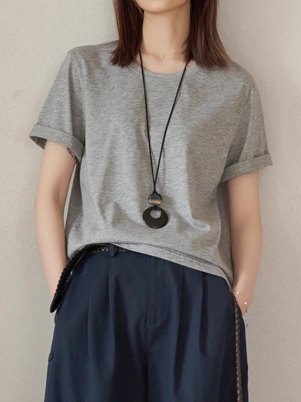 Tricou de femei, vară, mâneci scurte, guler rotund, croială slim, detalii colaj (50-70% bumbac; 30-50% poliester)