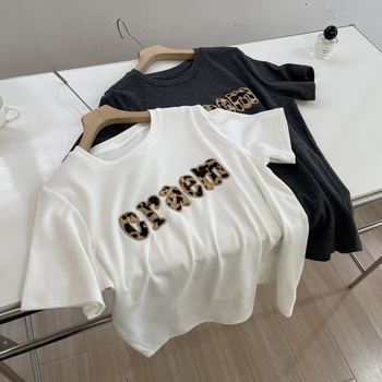 Tricou din bumbac cu elastan, model litere/text, croială lejeră, mâneci scurte, guler rotund