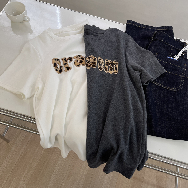 Tricou din bumbac cu elastan, model litere/text, croială lejeră, mâneci scurte, guler rotund