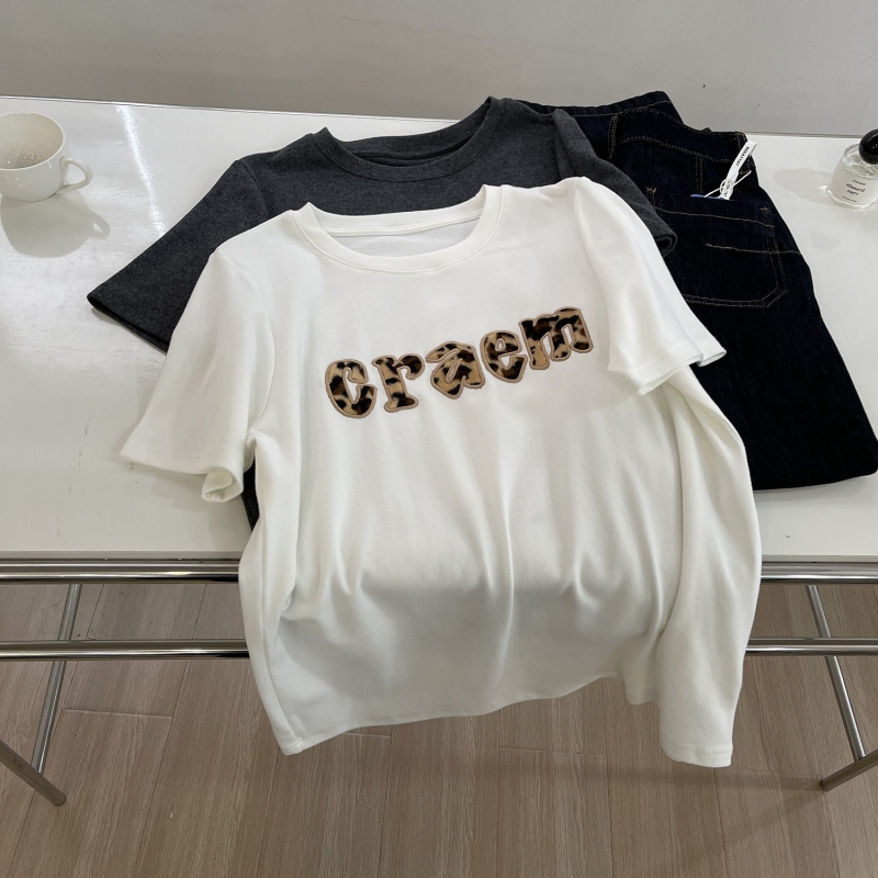 Tricou din bumbac cu elastan, model litere/text, croială lejeră, mâneci scurte, guler rotund