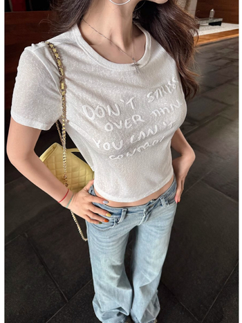 Tricou dama cu imprimeu de litere engleze, mâneci scurte, guler rotund, croială lejeră, poliester