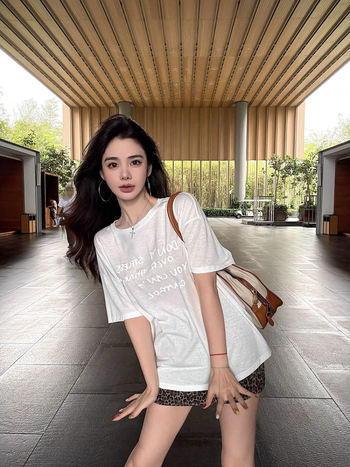 Tricou dama cu imprimeu de litere engleze, mâneci scurte, guler rotund, croială lejeră, poliester