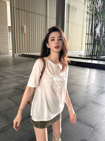 Tricou dama cu imprimeu de litere engleze, mâneci scurte, guler rotund, croială lejeră, poliester