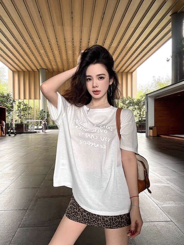 Tricou dama cu imprimeu de litere engleze, mâneci scurte, guler rotund, croială lejeră, poliester