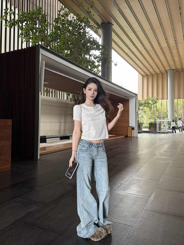 Tricou dama cu imprimeu de litere engleze, mâneci scurte, guler rotund, croială lejeră, poliester