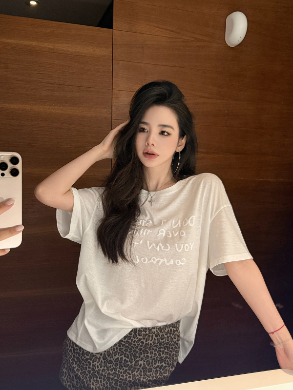 Tricou dama cu imprimeu de litere engleze, mâneci scurte, guler rotund, croială lejeră, poliester