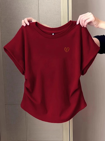 Ženski T-shirt s izvezenim srcem, dvostrano plisirane detalje, pamuk-elastan smjesa, okrugli izrez, kratki rukavi