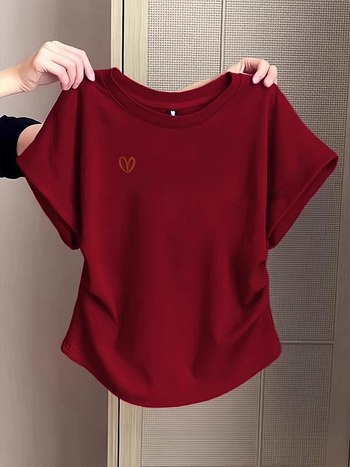 Ženski T-shirt s izvezenim srcem, dvostrano plisirane detalje, pamuk-elastan smjesa, okrugli izrez, kratki rukavi