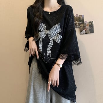 Pillangó hímzéses rövid ujjú póló, laza szabású, kerek nyak, poliészter anyag, 90–95% poliester