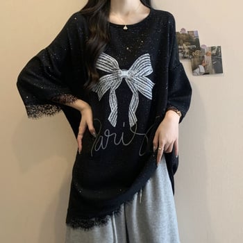 Pillangó hímzéses rövid ujjú póló, laza szabású, kerek nyak, poliészter anyag, 90–95% poliester