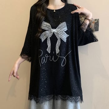 Pillangó hímzéses rövid ujjú póló, laza szabású, kerek nyak, poliészter anyag, 90–95% poliester