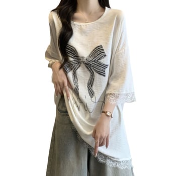 Pillangó hímzéses rövid ujjú póló, laza szabású, kerek nyak, poliészter anyag, 90–95% poliester