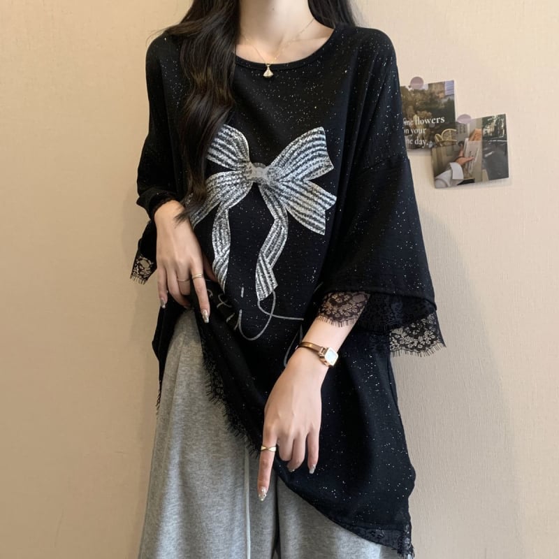 Pillangó hímzéses rövid ujjú póló, laza szabású, kerek nyak, poliészter anyag, 90–95% poliester