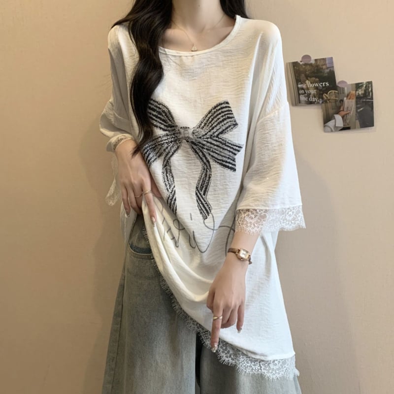 Pillangó hímzéses rövid ujjú póló, laza szabású, kerek nyak, poliészter anyag, 90–95% poliester