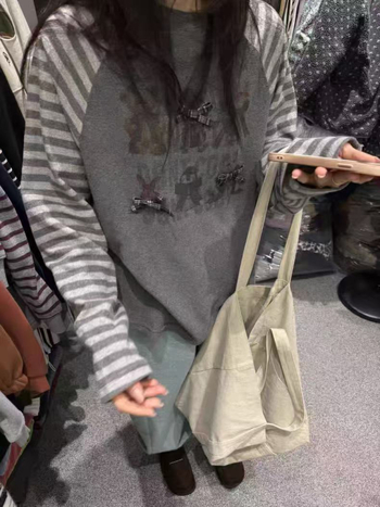 Tricou dama cu motiv anime și design color-block, mâneci raglan, guler rotund, bumbac spălat