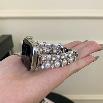 Metalni kaiš za Apple Watch za žene, dvostruki red bisernih i dijamantnih ukrasa, kompatibilan sa Series 7–10, kopča na pritisak, prilagodljiva veličina konektora