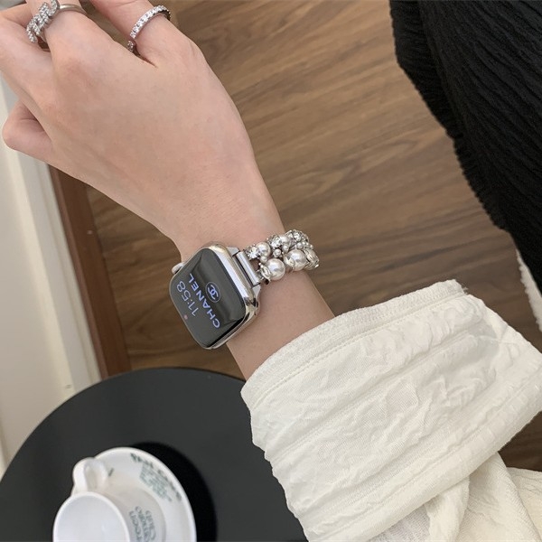 Metalni kaiš za Apple Watch za žene, dvostruki red bisernih i dijamantnih ukrasa, kompatibilan sa Series 7–10, kopča na pritisak, prilagodljiva veličina konektora