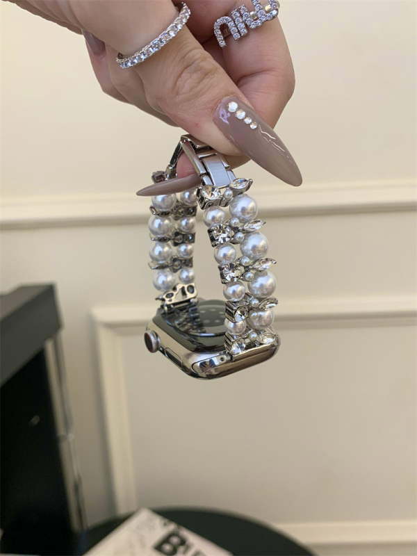 Metalni kaiš za Apple Watch za žene, dvostruki red bisernih i dijamantnih ukrasa, kompatibilan sa Series 7–10, kopča na pritisak, prilagodljiva veličina konektora