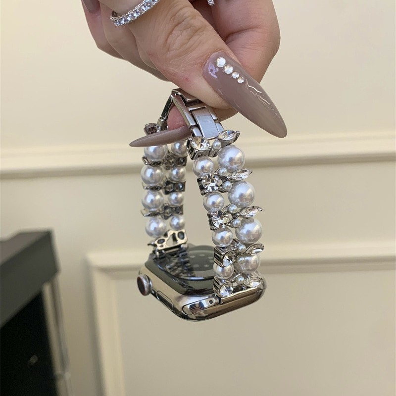 Metalni kaiš za Apple Watch za žene, dvostruki red bisernih i dijamantnih ukrasa, kompatibilan sa Series 7–10, kopča na pritisak, prilagodljiva veličina konektora