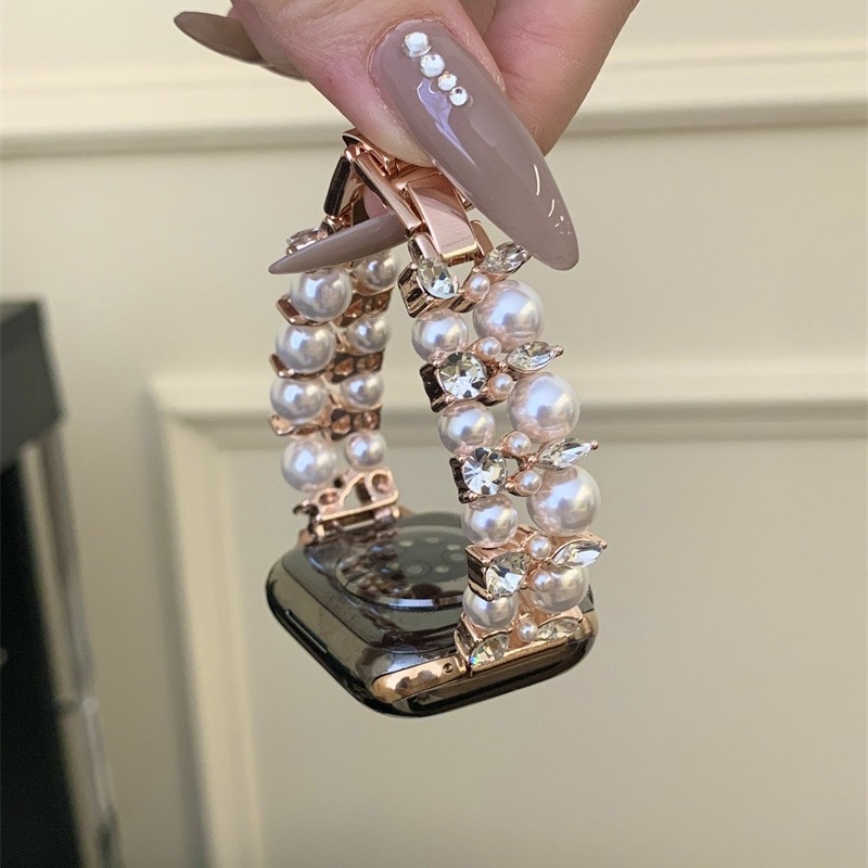 Metalni kaiš za Apple Watch za žene, dvostruki red bisernih i dijamantnih ukrasa, kompatibilan sa Series 7–10, kopča na pritisak, prilagodljiva veličina konektora