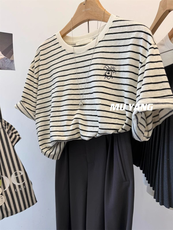 Pamuk T majica s opuštenim krojem i kratkim rukavima, okrugli izrez, ljetni casual stil, duljina 50–65 cm, 95%+ pamuka