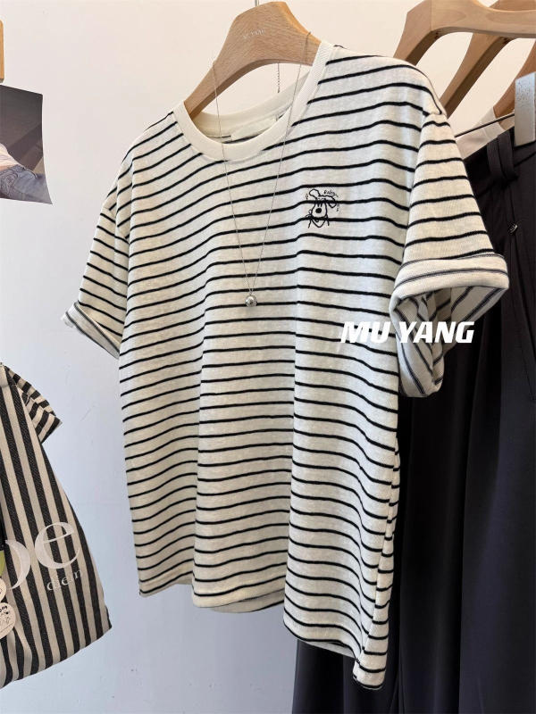 Pamuk T majica s opuštenim krojem i kratkim rukavima, okrugli izrez, ljetni casual stil, duljina 50–65 cm, 95%+ pamuka