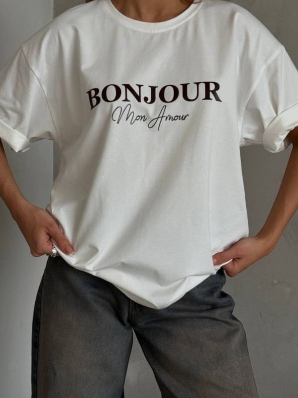 Tricou din bumbac, croială lejeră, mâneci scurte, guler rotund, imprimeu cu litere