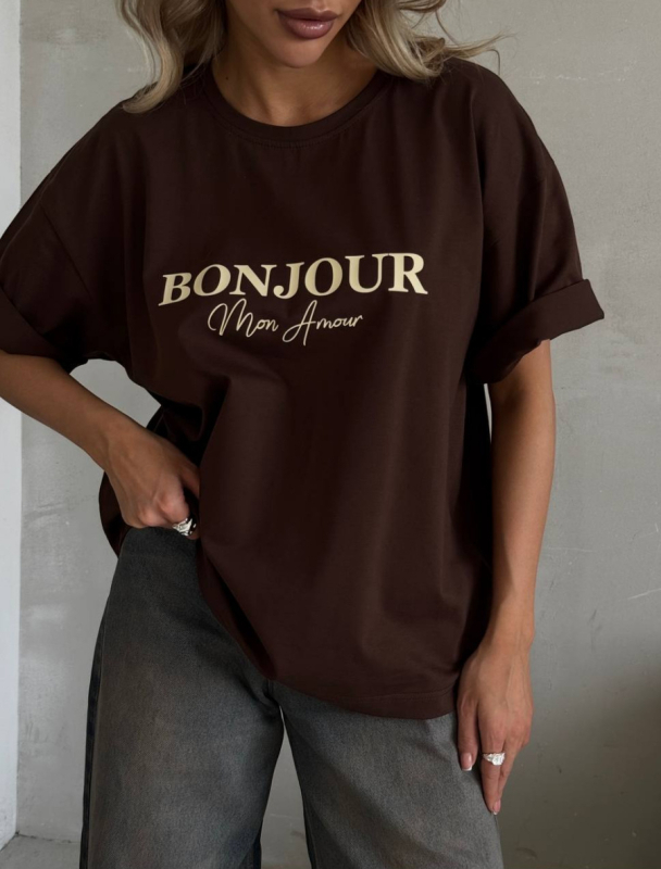 Tricou din bumbac, croială lejeră, mâneci scurte, guler rotund, imprimeu cu litere