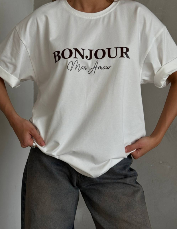 Tricou din bumbac, croială lejeră, mâneci scurte, guler rotund, imprimeu cu litere