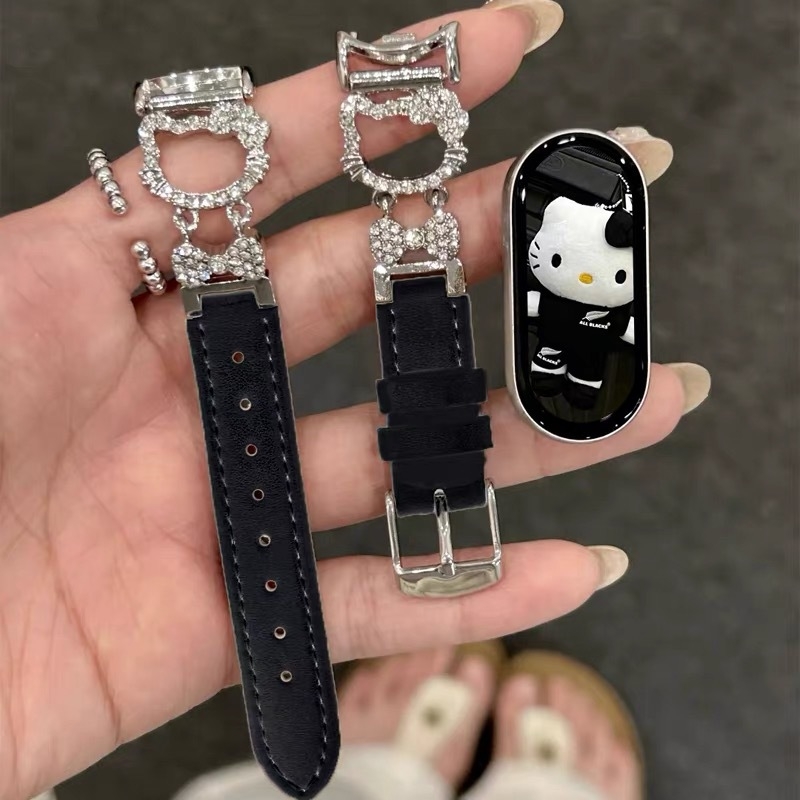 Remienok Xiaomi Mi Band Hello Kitty Edition, zliatina + koža s lesklým efektom, kompatibilný s Mi Band 8/9/10, pracka s kolíkom, hmotnosť 22 g