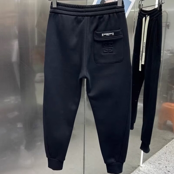 Férfi téli fleece-belelt sportnadrág — középmagas derekú, húzózsinóros derék, keskeny szabású, bokán mandzsettával