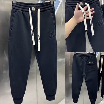 Férfi téli fleece-belelt sportnadrág — középmagas derekú, húzózsinóros derék, keskeny szabású, bokán mandzsettával