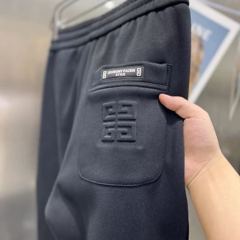 Férfi téli fleece-belelt sportnadrág — középmagas derekú, húzózsinóros derék, keskeny szabású, bokán mandzsettával