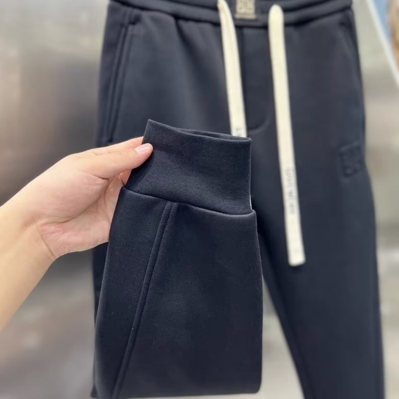 Férfi téli fleece-belelt sportnadrág — középmagas derekú, húzózsinóros derék, keskeny szabású, bokán mandzsettával