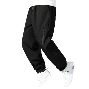 Muške hlače od softshella s flecom, slobodnog kroja, vodootporne i vjetrootporne za zimu.