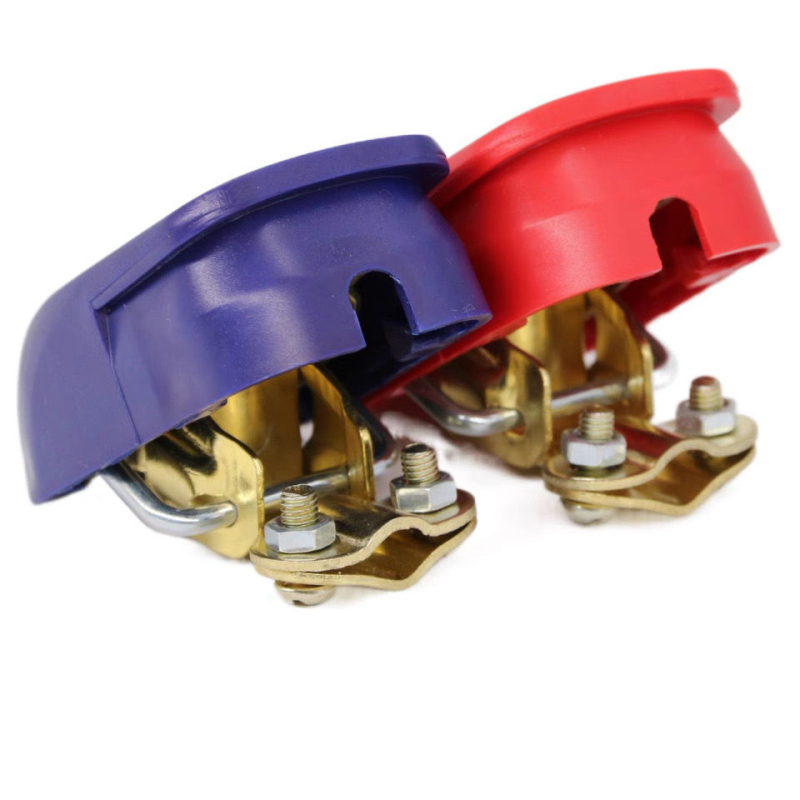 Automobilio akumuliatoriaus terminalo jungtis su apsauginiu dangteliu