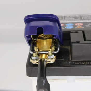 Automobiļu akumulatora termināla savienotājs ar aizsargkārbu un termināla stieni