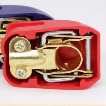 Automobiļu akumulatora termināla savienotājs ar aizsargkārbu un termināla stieni