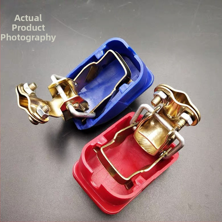 Automobiļu akumulatora termināla savienotājs ar aizsargkārbu un termināla stieni