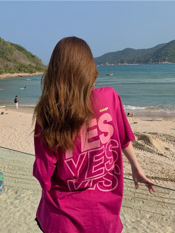 Ženski pamukasti T-shirt kratkih rukava u boji dragon fruit, široka silueta, plus veličina, otisak s riječima i pokrivanje bokova.