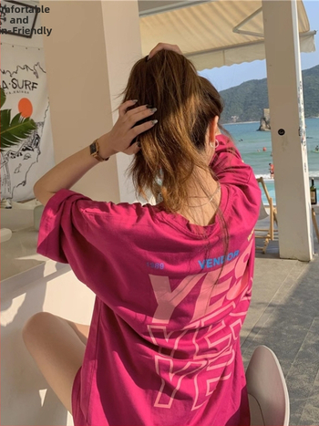 Ženski pamukasti T-shirt kratkih rukava u boji dragon fruit, široka silueta, plus veličina, otisak s riječima i pokrivanje bokova.