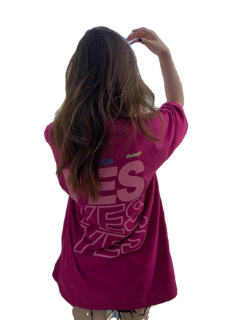 Ženski pamukasti T-shirt kratkih rukava u boji dragon fruit, široka silueta, plus veličina, otisak s riječima i pokrivanje bokova.