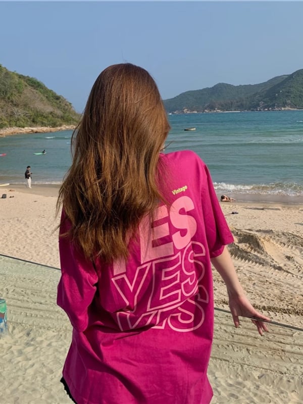 Ženski pamukasti T-shirt kratkih rukava u boji dragon fruit, široka silueta, plus veličina, otisak s riječima i pokrivanje bokova.