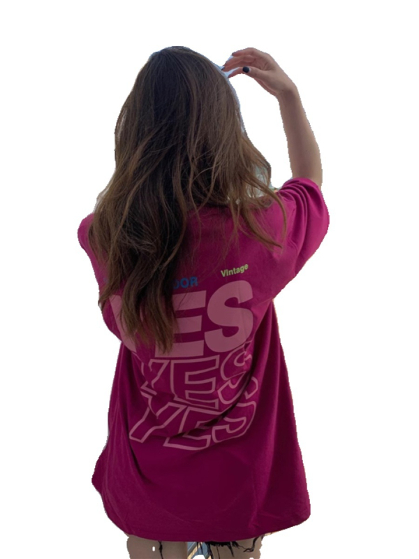 Ženski pamukasti T-shirt kratkih rukava u boji dragon fruit, široka silueta, plus veličina, otisak s riječima i pokrivanje bokova.