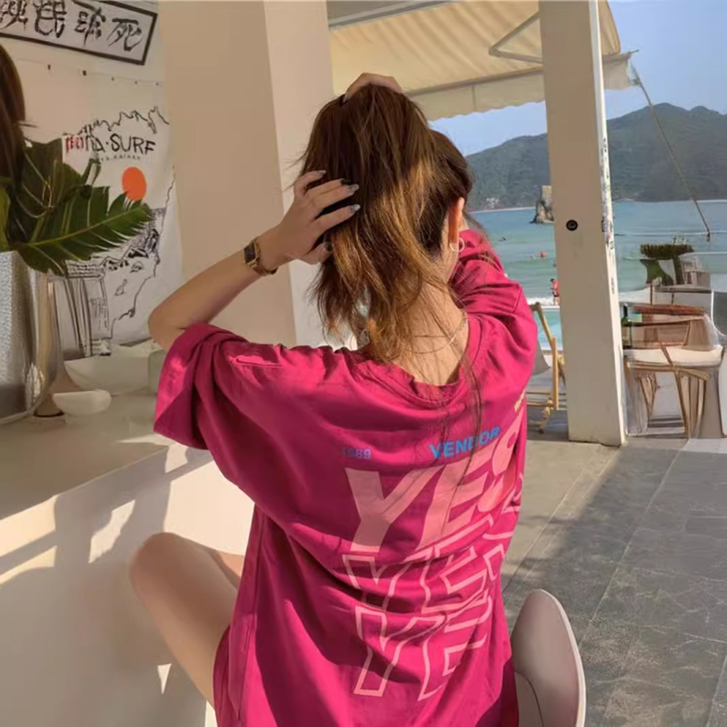 Ženski pamukasti T-shirt kratkih rukava u boji dragon fruit, široka silueta, plus veličina, otisak s riječima i pokrivanje bokova.