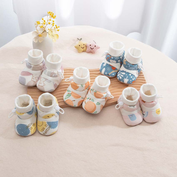 Kūdikio bateliai su minkšta padu, viršus iš medvilnės, vidpadis iš audinio, siūta padas, sagties užsegimas